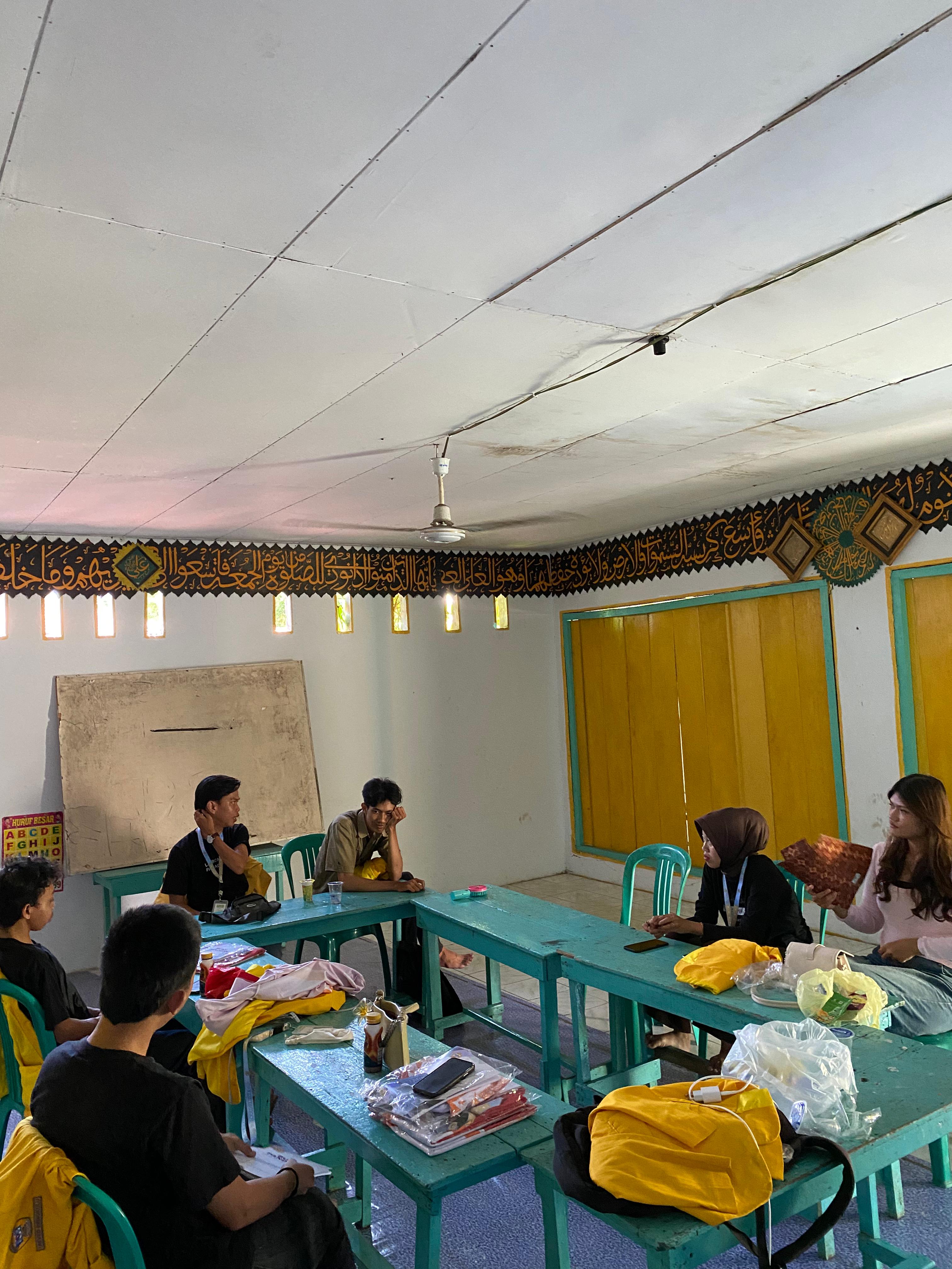 Rapat bersama anggota kelompok